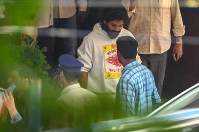 Indian actor Allu Arjun (C) comes out of the Chikkadpally police station following his arrest by the police in Hyderabad on December 13, 2024. Allu was arrested on December 13 after his appearance at a movie screening allegedly prompted a stampede by fans that crushed a woman to death, police and local media said. (Photo by Noah SEELAM / AFP)<!-- NICAID(15935099) -->