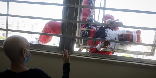 Papai Noel e duendes alpinistas descem pr&eacute;dio do Hospital de Cl&iacute;nicas de Porto Alegre