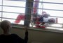 Papai Noel e duendes alpinistas descem prédio do Hospital de Clínicas de Porto Alegre