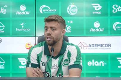 Juventude apresenta mais dois reforços pro Brasileirão 2025. Na foto: volante Hudson, diretor-executivo Júlio Rondinelli, meia Lucas Fernandes.<!-- NICAID(16077542) -->