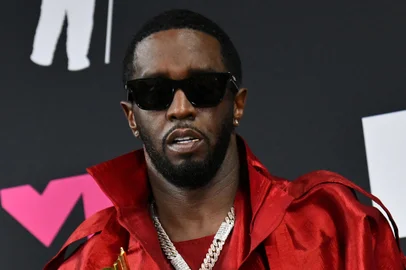 (FILES) US producer-musician Sean "Diddy" Combs poses with the Global Icon award in the press room during the MTV Video Music Awards at the Prudential Center in Newark, New Jersey, on September 12, 2023. Rapper Sean "Diddy" Combs apologized on May 19, 2024 after surveillance video surfaced showing him physically assaulting his then-girlfriend Casandra Ventura in 2016. Combs is the target of several civil lawsuits that characterize him as a violent sexual predator who used alcohol and drugs to subdue his victims, and his homes were raided this year by federal agents. (Photo by ANGELA WEISS / AFP)Editoria: ACELocal: NewarkIndexador: ANGELA WEISSSecao: celebrityFonte: AFPFotógrafo: STF<!-- NICAID(15768008) -->