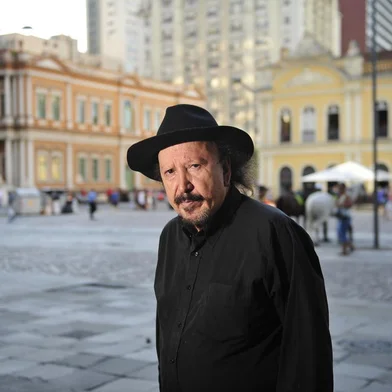 Chalé da Praça 15, Porto Alegre, RS, Brasil. Caderno comemorativo dos 240 anos de Porto Alegre. Na foto, Luiz de Miranda (poeta) gosta de observar o Mercado Público e a Prefeitura tomando café no Chalé da Praça 15, pois inspira-se para escrever. (Foto: Diego Vara / Jornal Zero Hora)<!-- NICAID(8014881) -->