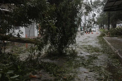13/07/2023 - RIO GRANDE, RS - Fortes temporais, causados pela formação de um ciclone extratropical no Estado, deixam cidades com diversos transtornos. Em Rio Grande, na Região Sul, por exemplo, destelhamento de casas, quedas de árvores e postes de luz, e até uma morte foram registradas durante a passagem do fenômeno climático. FOTO: Charles Guerra, Especial<!-- NICAID(15481959) -->
