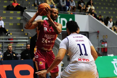 CAXIAS DO SUL, RS, BRASIL, 22/09/2023. Caxias do Sul Basquete x Blumenau, jogo válido pelo Campeonato Sul-Brasileiro de Basquete e realizado no Ginásio do Sesi. (Porthus Junior/Agência RBS)<!-- NICAID(15549247) -->