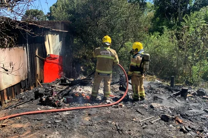Homem coloca fogo em galpão no bairro Xangri-Lá, em Passo Fundo<!-- NICAID(16000408) -->
