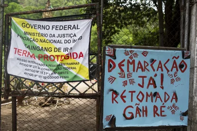 Porto Alegre, RS, Brasil, 27-12-2022: Faixas e cartazes em frente à ocupação. Indígenas kaingang e xokleng ocupam área no Morro Santana que consideram território ancestral sagrado em movimento denominado Retomada Multiétnica Gãh Ré. Eles reivindicam o direito à área, ameaçada pela especulação imobiliária. A cacica kaingang Gah Té Iracema Nascimento fez greve de fome por alguns dias para pressionar a reversão de uma reintegração de posse do imóvel ocupado. Foto: Mateus Bruxel / Agência RBSIndexador: Mateus Bruxel<!-- NICAID(15305789) -->