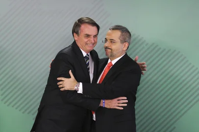 O presidente Jair Bolsonaro dÃ¡ posse ao novo ministro da EducaÃ§Ã£o, Abraham Weintraub, em cerimÃ´nia no PalÃ¡cio do Planalto.<!-- NICAID(16057538) -->