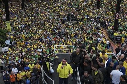 Brazil's former President Jair Bolsonaro speaks to supporters during a rally at Paulista Avenue in Sao Paulo, Brazil, on April 6, 2025. Brazil's former President Jair Bolsonaro led a demonstration in Sao Paulo on Sunday, the first since the supreme court decided to try him on charges of leading a coup plot. (Photo by Miguel SCHINCARIOL / AFP)Editoria: POLLocal: Sao PauloIndexador: MIGUEL SCHINCARIOLSecao: demonstrationFonte: AFPFotógrafo: STR<!-- NICAID(16011314) -->