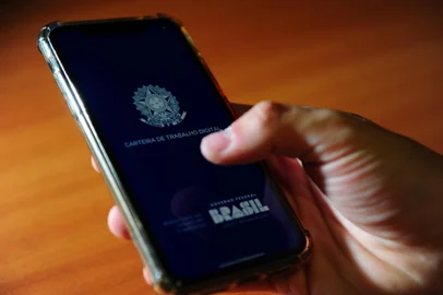 CAXIAS DO SUL, RS, BRASIL, 15/02/2023. Pagamento de indenizações para trabalhadores em Caxias do Sul sobe 40% em 2022. Em 2021, valor total foi de R$ 158 milhões, enquanto no ano passado foi de R$ 219 milhões. Na foto, aplicativo da Carteira Digital de Trabalho junto com um óculos de proteção (EPI). (Porthus Junior/Agência RBS)<!-- NICAID(15350839) -->