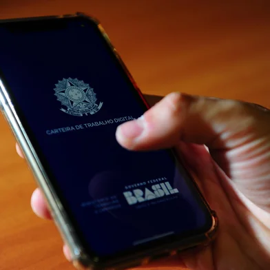 CAXIAS DO SUL, RS, BRASIL, 15/02/2023. Pagamento de indenizações para trabalhadores em Caxias do Sul sobe 40% em 2022. Em 2021, valor total foi de R$ 158 milhões, enquanto no ano passado foi de R$ 219 milhões. Na foto, aplicativo da Carteira Digital de Trabalho junto com um óculos de proteção (EPI). (Porthus Junior/Agência RBS)<!-- NICAID(15350839) -->