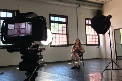 Começaram no último fim de semana, no Centro Municipal de Cultura Henrique Ordovás Filho, em Caxias do Sul, as gravações do documentário "Dançatória _ 50 Anos de Dança em Caxias do Sul". Desenvolvido com recursos da Lei Aldir Blanc, o projeto busca contar os primórdios da dança de Caxias do Sul e seus diversos gêneros. A primeira etapa foi justamente no Ordovás por ser a casa da Cia. Municipal e importante centro cultural da cidade. Ao mesmo tempo, bailarinas e bailarinos de jazz, dança contemporânea, Corpos Diversos e balé clássico usaram as imediações para mostrarem suas danças.<!-- NICAID(16002770) -->