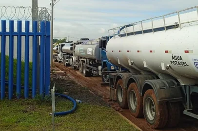 Caminhões-pipa enchem reservatórios da Corsan em Cachoeirinha para acelerar normalização do abastecimento de água, prejudicado por tempestade.<!-- NICAID(15655345) -->
