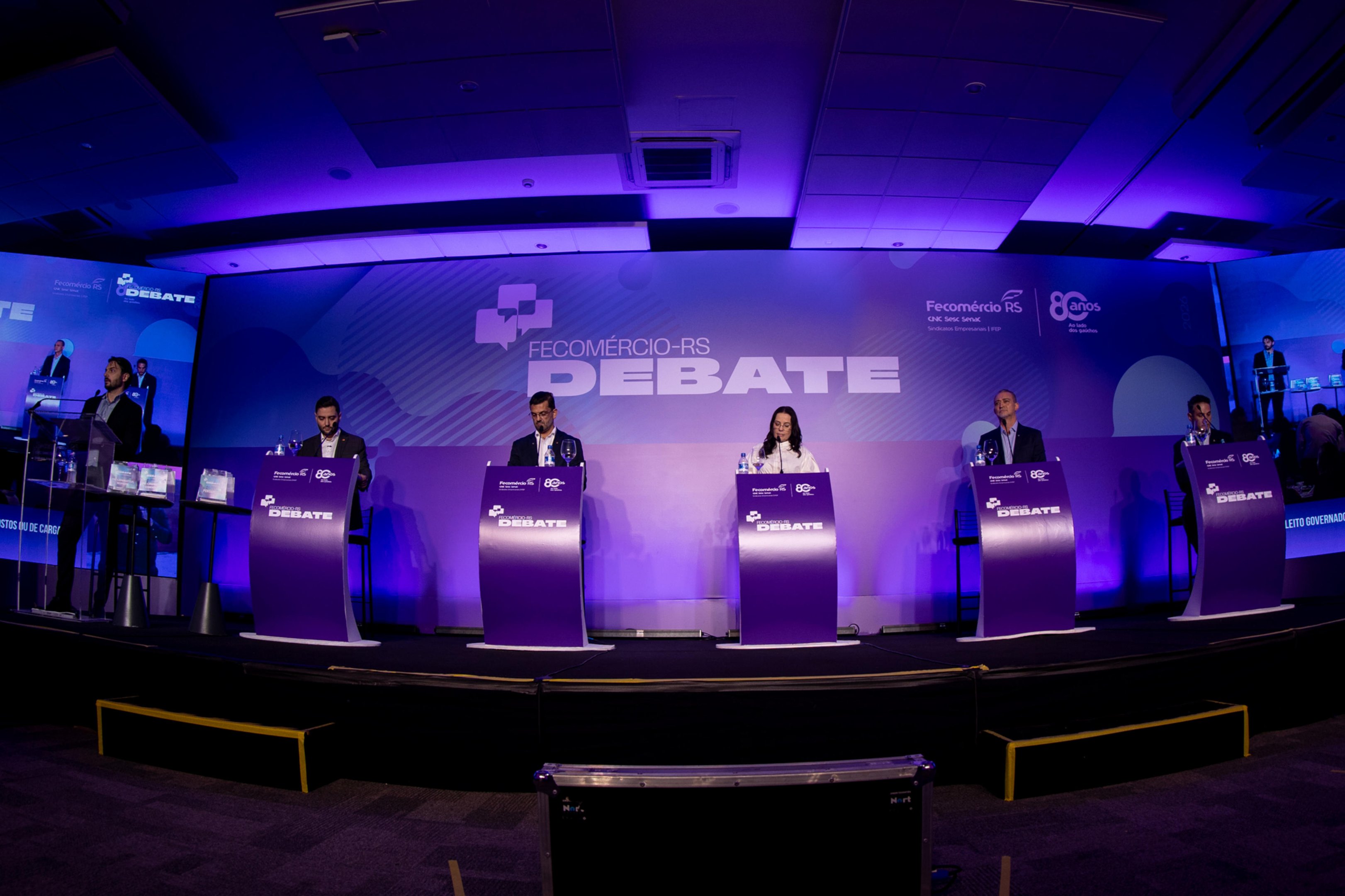 Alfinetadas, promessas e cr&iacute;ticas: as estrat&eacute;gias dos pr&eacute;-candidatos ao governo do RS no debate da Fecom&eacute;rcio