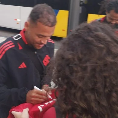 Alan Patrick dá autógrafo para torcedora antes da partida contra o Corinthians, em São Paulo. Foto: Leonardo Acosta/Agência RBS<!-- NICAID(16029127) -->