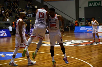 CAXIAS DO SUL, RS, BRASIL, 03/11/2025. Caxias do Sul Basquete x Rio Claro, jogo válido pela sexta rodada do Novo Basquete Brasil - NBB 2025/2026 - realizado no ginásio do Sesi. (Porthus Junior/Agência RBS)Indexador: Porthus Junior<!-- NICAID(16160038) -->