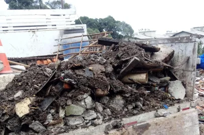 Resíduos retirados de boca de lobo no bairro Cinquentenário II por funcionários da Secretaria de Obras e Serviços Públicos de Caxias<!-- NICAID(14877536) -->