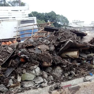Resíduos retirados de boca de lobo no bairro Cinquentenário II por funcionários da Secretaria de Obras e Serviços Públicos de Caxias<!-- NICAID(14877536) -->