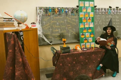 A professora e artista Márcie Vieira retorna aos palcos, mas desta vez usando a sala de aula como  espaço cênico.Através do projeto Escolas Criativas, da SEDUC e 4ªCRE, no nome de Stela Costa, desenvolvido em Caxias do Sul na Escola Estadual de Ensino Fundamental Sílvio Dal Zotto, com direção de Priscila Beck Silveira - a professora e embaixadora do projeto, Márcie, desenvolve ações para aliar o ensino-aprendizagem de forma criativa, valendo-se de seus estudos no campo das artes.<!-- NICAID(15583324) -->