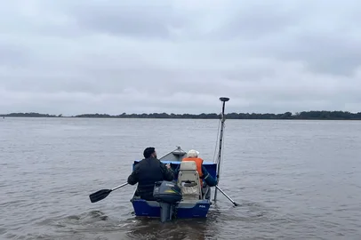 O governo do Rio Grande do Sul começou nesta quarta-feira (9) o trabalho em campo de batimetria no Guaíba, em Porto Alegre, para avaliar a profundidade em diferentes áreas e ter elementos técnicos para definir as próximas ações de prevenção a inundações. O monitoramento faz parte do Eixo 2 do programa Desassorear RS do Plano Rio Grande, que tem foco nos maiores rios e um investimento total de quase R$ 46 milhões.<!-- NICAID(16076426) -->