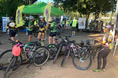 A sexta edição do Pedal da Paz, passeio ciclístico que reúne adeptos da bicicleta para um trajeto de 12 quilômetros pelas ruas de Porto Alegre, foi realizada na manhã deste sábado (26). A concentração aconteceu na Praça Júlio Mesquita, ponto de onde os cerca de 1,3 mil participantes partiram e retornaram nas imediações da Usina do Gasômetro.<!-- NICAID(16025003) -->