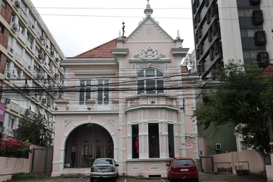 PORTO ALEGRE, RS, BRASIL, 08-10-2026: Tradicional casarão na Mostardeiro, que por anos abrigou uma loja de noivas, tem agora um novo negócio. Foto: Renan Mattos / Grupo RBS<!-- NICAID(16383241) -->