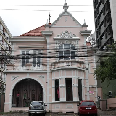 PORTO ALEGRE, RS, BRASIL, 08-10-2026: Tradicional casarão na Mostardeiro, que por anos abrigou uma loja de noivas, tem agora um novo negócio. Foto: Renan Mattos / Grupo RBS<!-- NICAID(16383241) -->