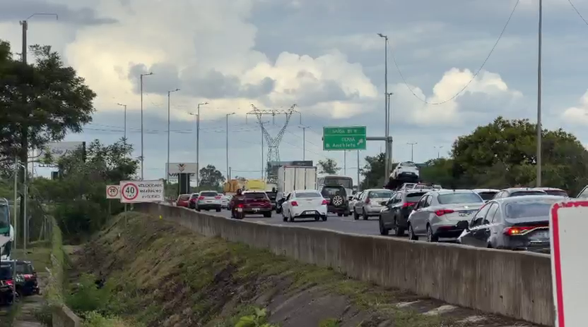 Motoristas enfrentam lentid&atilde;o na freeway e Estrada do Mar; siga ao vivo