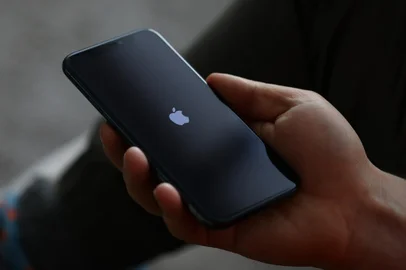 Male hand hold Apple iphone proMinsk, Belarus - 11 December 2019 : Male hand hold Apple iphone pro Illustrative editorialFonte: 309035736<!-- NICAID(15660012) -->