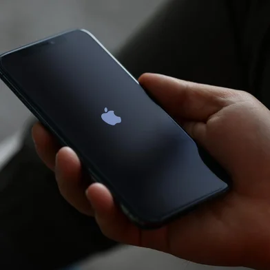 Male hand hold Apple iphone proMinsk, Belarus - 11 December 2019 : Male hand hold Apple iphone pro Illustrative editorialFonte: 309035736<!-- NICAID(15660012) -->