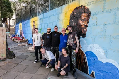 CAXIAS DO SUL, RS, BRASIL, 18/09/2025. Coletivo de artistas visuais caxienses está produzindo um mural em um dos muros do Museu dos Capuchinhos, no bairro Rio Branco. A obra é alusiva aos 800 anos da escrita do Cântico das Criaturas, por São Francisco de Assis. Gustavo Gomes, Vitória Catarina, Gilberto Dinnebier, Henrique Merussi, Rafael Possamai, Stang (Neimar De Cesero/Agência RBS)Indexador: Neimar De Cesero<!-- NICAID(16127593) -->