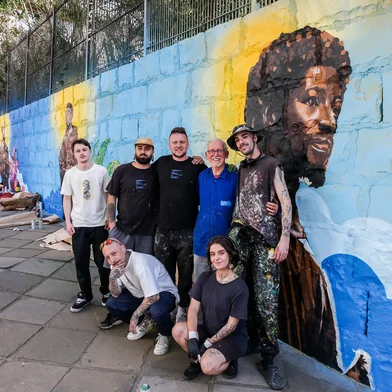 CAXIAS DO SUL, RS, BRASIL, 18/09/2025. Coletivo de artistas visuais caxienses está produzindo um mural em um dos muros do Museu dos Capuchinhos, no bairro Rio Branco. A obra é alusiva aos 800 anos da escrita do Cântico das Criaturas, por São Francisco de Assis. Gustavo Gomes, Vitória Catarina, Gilberto Dinnebier, Henrique Merussi, Rafael Possamai, Stang (Neimar De Cesero/Agência RBS)Indexador: Neimar De Cesero<!-- NICAID(16127593) -->