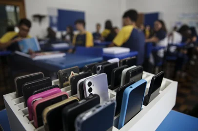 Gravatai, RS, Brasil, 27-02-2024: Estudantes do segundo ano do ensino medio do Colegio Dom Feliciano, em Gravatai, deixam celulares em uma caixa durante as aulas. Escolas gauchas adotam medidas para monitorar o uso dos aparelhos eletronicos e conscientizar alunos. Foto: Mateus Bruxel / Agencia RBSIndexador: Mateus Bruxel<!-- NICAID(15691018) -->