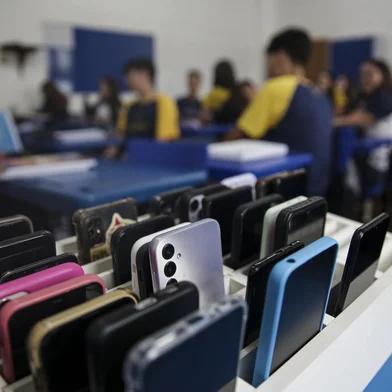 Gravatai, RS, Brasil, 27-02-2024: Estudantes do segundo ano do ensino medio do Colegio Dom Feliciano, em Gravatai, deixam celulares em uma caixa durante as aulas. Escolas gauchas adotam medidas para monitorar o uso dos aparelhos eletronicos e conscientizar alunos. Foto: Mateus Bruxel / Agencia RBSIndexador: Mateus Bruxel<!-- NICAID(15691018) -->