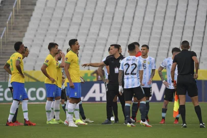 Argentina's (R) and Brazil's players are seen after employees of the National Health Surveillance Agency (Anvisa) entered to the field during the South American qualification football match for the FIFA World Cup Qatar 2022 between Brazil and Argentina at the Neo Quimica Arena, also known as Corinthians Arena, in Sao Paulo, Brazil, on September 5, 2021. - Brazil's World Cup qualifying clash between Brazil and Argentina was halted shortly after kick-off on Sunday as controversy over Covid-19 protocols erupted. (Photo by NELSON ALMEIDA / AFP)Editoria: SPOLocal: Sao PauloIndexador: NELSON ALMEIDASecao: soccerFonte: AFPFotógrafo: STF<!-- NICAID(14881953) -->