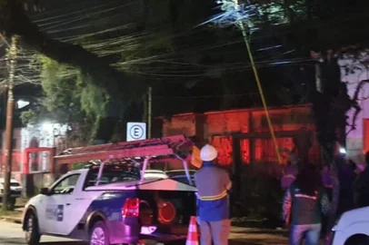 O proprietário de um ferro-velho foi preso na noite desta quarta-feira (6), durante a realização de mais uma força-tarefa dos órgãos de segurança em Porto Alegre. A ação ocorreu na Avenida Niterói, no bairro Medianeira. O suspeito de 37 anos foi preso por furto de energia e encaminhado pela Guarda Municipal para área judiciária. O crime foi constatado pelos técnicos da CEEE Equatorial.<!-- NICAID(15142429) -->