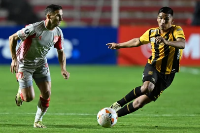 Estudiantes' forward Pablo Piatti (L) and The Strongest's midfielder Alvaro Quiroga fight for the ball during the Copa Libertadores group stage second leg football match between Bolivia's The Strongest and Argentina's Estudiantes de La Plata, at the Hernando Siles stadium in La Paz, on May 9, 2024. (Photo by AIZAR RALDES / AFP)Editoria: SPOLocal: La PazIndexador: AIZAR RALDESSecao: soccerFonte: AFPFotógrafo: STF<!-- NICAID(15760250) -->