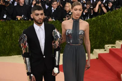 Gigi Hadid (R) and Zayn Malik arrive for the Costume Institute Benefit at The Metropolitan Museum of Art May 2, 2016 in New York. (Photo by TIMOTHY A. CLARY / AFP)Editoria: ACELocal: New YorkIndexador: TIMOTHY A. CLARYSecao: culture (general)Fonte: AFPFotógrafo: STR<!-- NICAID(14927780) -->