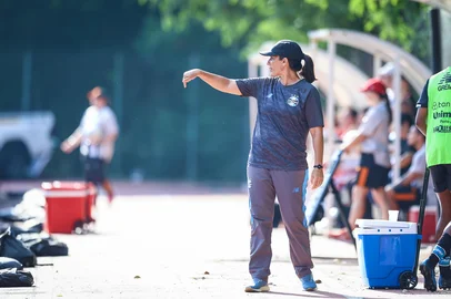 RS - FUTEBOL/CAMPEONATO BRASILEIRO FEMININO 2026/GREMIO X INTERNACIONAL - ESPORTES - Lance da partida entre Gremio e Internacional disputada na noite desta segunda-feira no EstÃ¡dio do SESC, em Porto Alegre, valida pelo Campeonato Brasileiro Feminino 2026. FOTO: LUCAS UEBEL/GREMIO FBPA<!-- NICAID(16254392) -->