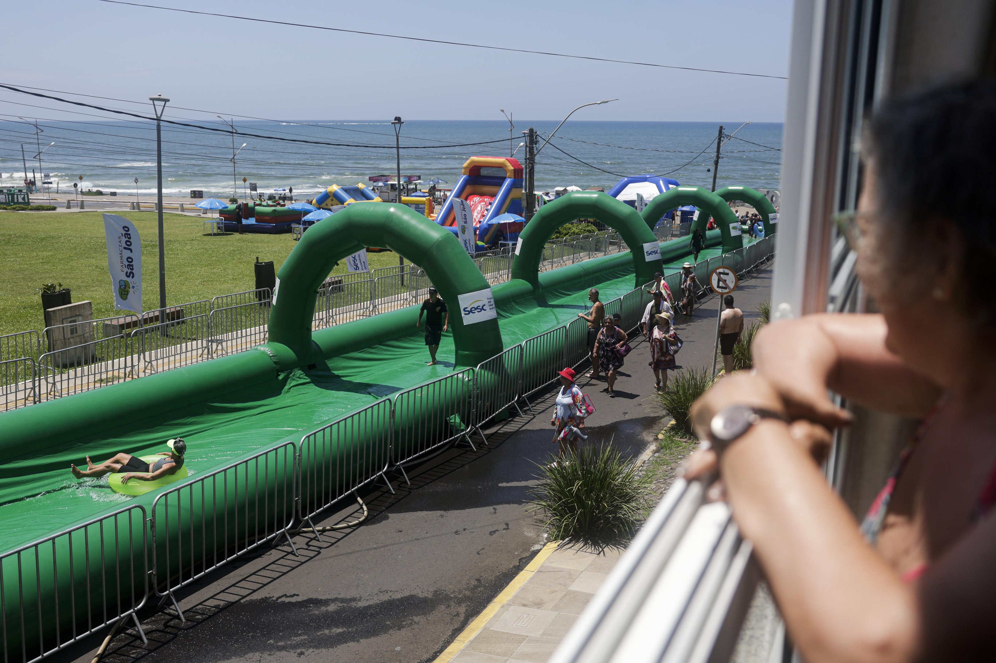 Tobo&aacute;gua gigante refresca e diverte veranistas em Torres: "&Eacute; grande a adrenalina"