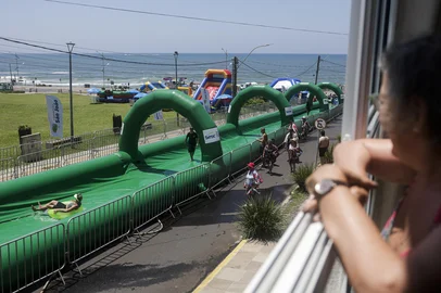 TORRES, RS, BRASIL, 17-01-2026: Toboágua gigante na Praça Borges de Medeiros atrai veranistas. Ação faz parte da Estação Verão Sesc no Litoral Norte. Foto: Mateus Bruxel/Agência RBSIndexador: MATEUS BRUXEL<!-- NICAID(16205904) -->