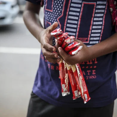 PORTO ALEGRE, RS, BRASIL - Fotos para matéria especial sobre crianças e adolescentes em situação vulnerabiidade social, pedintes e vendedores em esquinas de Porto Alegre. na foto: I. 13 anos. (Foto: ANDRÉ ÁVILA/ Agência RBS)Indexador: Andre Avila<!-- NICAID(14783875) -->