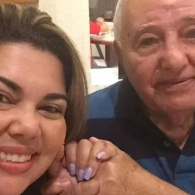 Fabiana Karla lamentou pelo Instagram a morte de seu pai, Samuel Petrotti, neste domingo (24).<!-- NICAID(15715035) -->