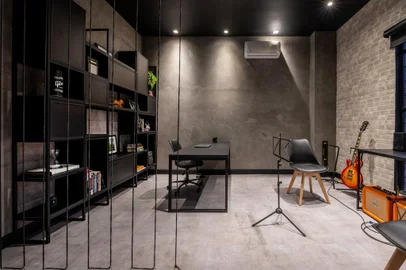 Amplitude: Artstage, escola de música com projeto da arquiteta Elisângela Selau, em Caxias, tem detalhes afetivos como a referência às cordas do violão, tornando acolhedora a concepção industrial.<!-- NICAID(14983491) -->