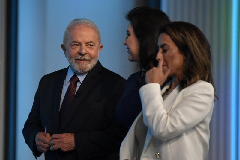 (L to R) Brazilian presidential candidates Luiz Inacio Lula da Silva (PT), Simone Tebet (MDB) and Soraya Thronike (Uniao) prepare to participate in a presidential debate ahead of the October 2 general election, at the Globo television network in Rio de Janeiro, Brazil, on September 29, 2022. (Photo by MAURO PIMENTEL / AFP)<!-- NICAID(15221813) -->