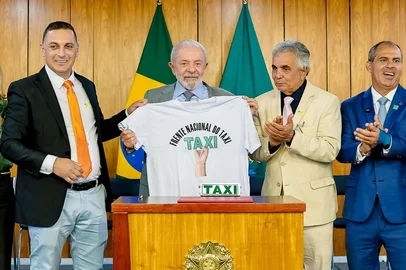 Lula assina isenção de taxa de verificação de taxímetros mirando agradar taxistas<!-- NICAID(16080387) -->