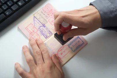 Immigration control officer will arrival stamp in the passportIndexador: (R)OLEG MURAVIEV                Fonte: 84185899<!-- NICAID(15486781) -->