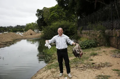 Porto Alegre, RS, Brasil, 18-01-2023: O promotor de Justiça, Eduardo Coral Viegas, com lixo recolhido. Moradores da avenida Otto Niemeyer, na zona sul, reclamam de mau cheiro de esgoto sem tratamento que desemboca no Guaiba, próximo ao condomínio onde moram. Entre ações para tentar resolver o problema, ocorre dragagem no local. Foto: Mateus Bruxel / Agência RBSIndexador: Mateus Bruxel<!-- NICAID(15324598) -->
