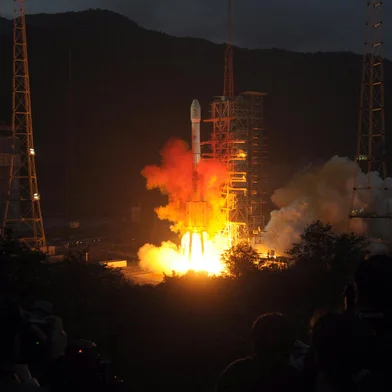 A Long March 3C rocket carrying the Chang'e-2 probe, which will go into orbit within 15 kilometres (nine miles) of the moon, blasts off from the launch centre in Xichang in the southwestern province of Sichuan on October 1, 2010. China celebrated 61 years of communist rule with the launch of its second lunar probe -- the next step in its ambitious programme to become the second country to put a man on the moon.         CHINA OUT       AFP PHOTO (Photo by AFP)Editoria: SCILocal: XichangIndexador: STRSecao: space programmeFonte: AFP<!-- NICAID(15016099) -->