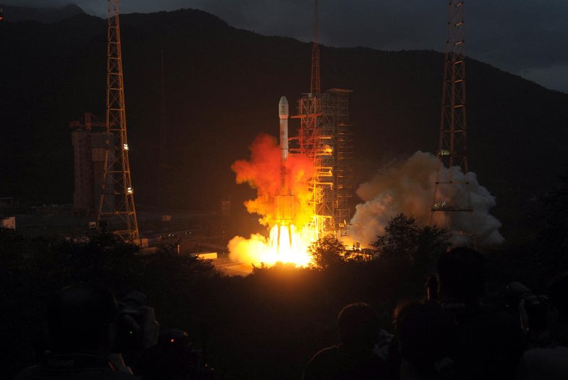 A Long March 3C rocket carrying the Chang'e-2 probe, which will go into orbit within 15 kilometres (nine miles) of the moon, blasts off from the launch centre in Xichang in the southwestern province of Sichuan on October 1, 2010. China celebrated 61 years of communist rule with the launch of its second lunar probe -- the next step in its ambitious programme to become the second country to put a man on the moon.         CHINA OUT       AFP PHOTO (Photo by AFP)Editoria: SCILocal: XichangIndexador: STRSecao: space programmeFonte: AFP<!-- NICAID(15016099) -->