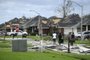 As pessoas observam os danos causados por destroços em Laplace, Louisiana, em 30 de agosto de 2021, depois que o furacão Ida atingiu a costa. - O poderoso furacão Ida atingiu o estado de Louisiana, no sul dos Estados Unidos, deixando pelo menos um morto e eliminando a energia para mais de um milhão de pessoas, incluindo toda a cidade de Nova Orleans. Ida atingiu a costa da Louisiana como uma tempestade de categoria 4 em 29 de agosto de 2021, 16 anos depois do furacão Katrina ter devastado Nova Orleans, mas enfraqueceu para uma tempestade tropical no início de 30 de agosto de 2021. A tempestade desligou a energia de todos Nova Orleans, com mais de um milhão de clientes em toda a Louisiana sem energia, de acordo com o rastreador de interrupções PowerOutage.US. (Foto de Patrick T. FALLON / AFP)<!-- NICAID(14877814) -->